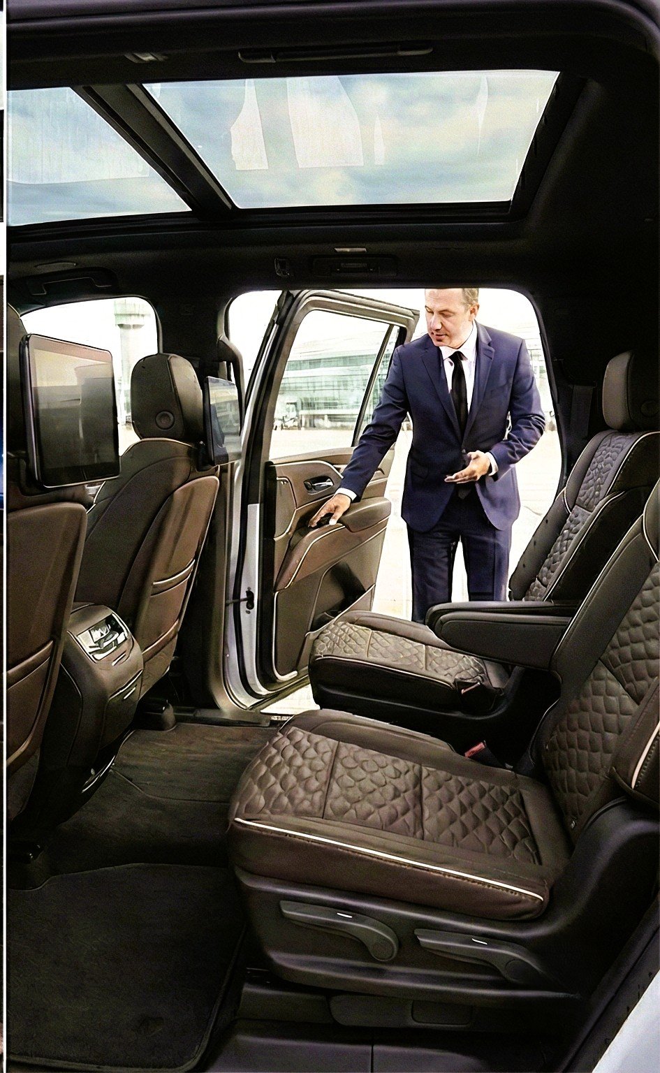 Luxury airport chauffeur service at Toronto Pearson YYZ airport